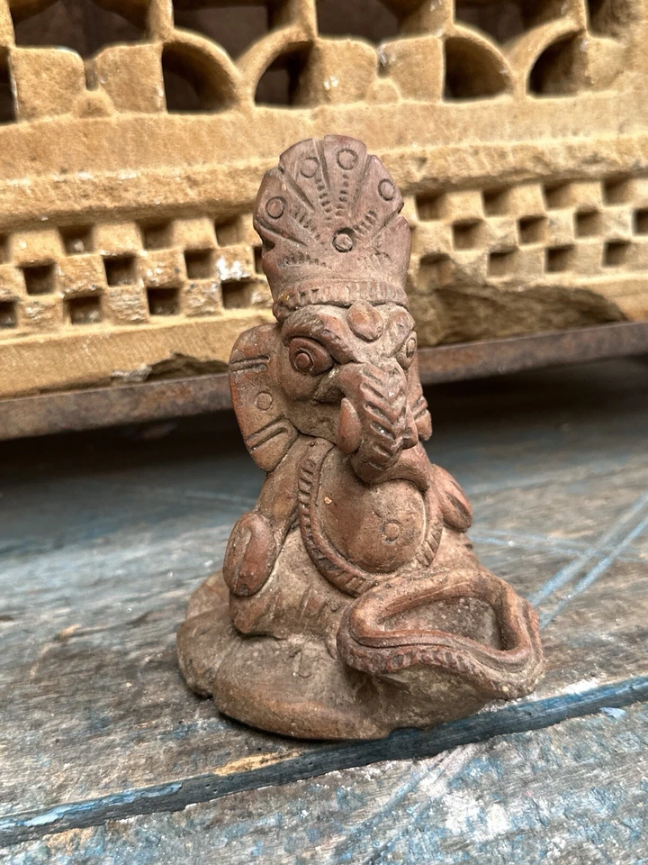 Escultura antiga de 1800 feita de terracota pintada figura de Deus Ganesha - Imagem 4 de 4