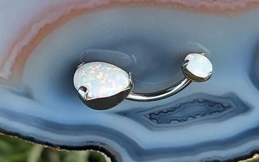 Anillo ombligo de lujo de ópalo creado en laboratorio corte pera de 2 quilates enchapado en oro blanco de 14 quilates Foto 3 de 4