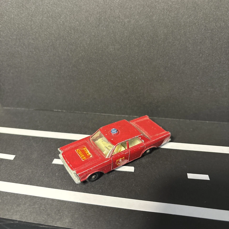 Красный автомобиль Lesney Matchbox 59 c1 Ford Galaxie Fire Chief с наклейками - Изображение 2 из 4