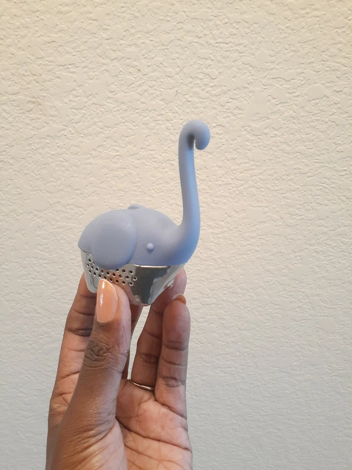 Infusor de té de hojas sueltas en forma de elefante - Parte inferior de acero inoxidable y parte superior de silicona Foto 3 de 4