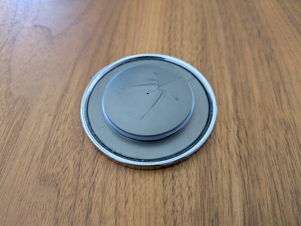 Cubierta superior simplehuman pulida/cromada para 9 oz. Dispensador de jabón recargable Foto 2 de 2