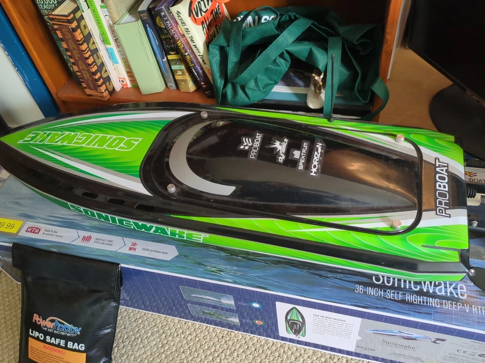 Pro Boat Sonicwake V2 36" Self-Righting Brushless RC Boat Deep-V RTR - Image 3 of 4
