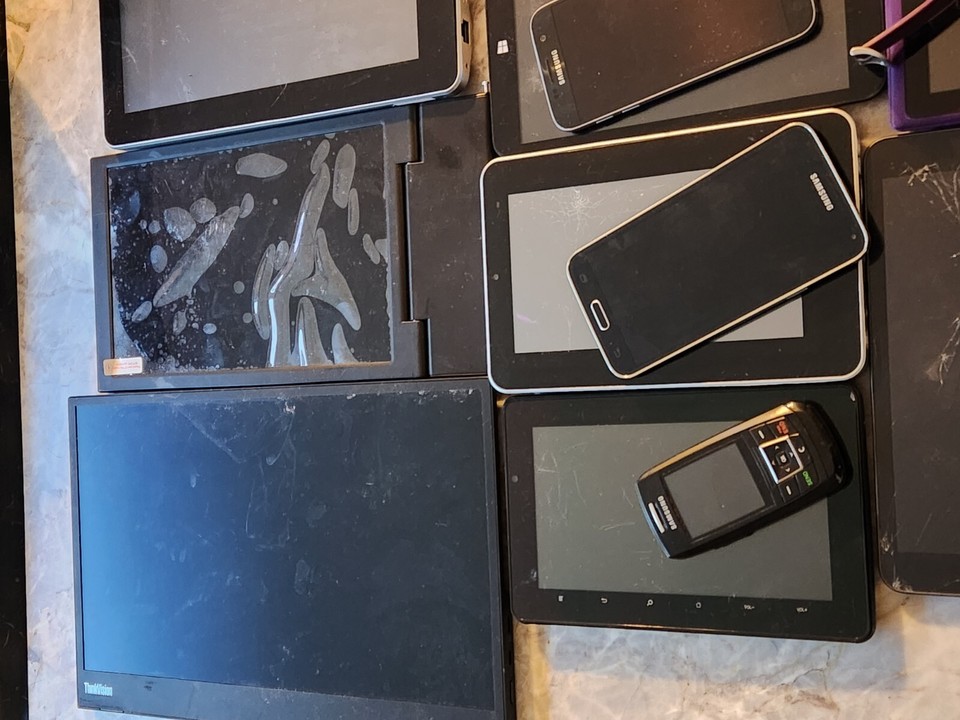 Lot of 20 Cell Phones/Tablets Android Iphone Ipad Samsung Watch