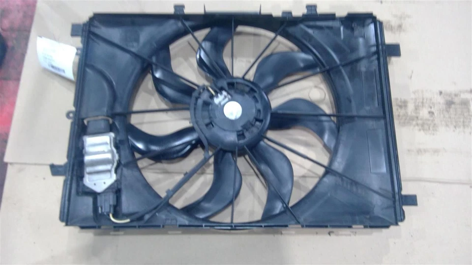 2015 Mercedes-Benz GLA250 RADIATOR FAN ASSEMBLY 1420155 - Изображение 2 из 4