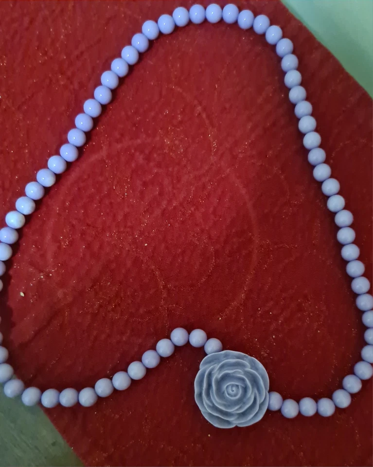 Collana Bigiotteria Con Fiore Viola - Immagine 2 di 3