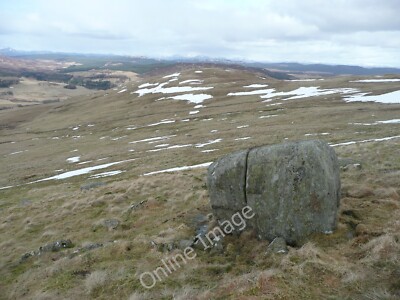 Foto 12x8 Split boulder Amulree Dalreoch Hill beyond. c2010