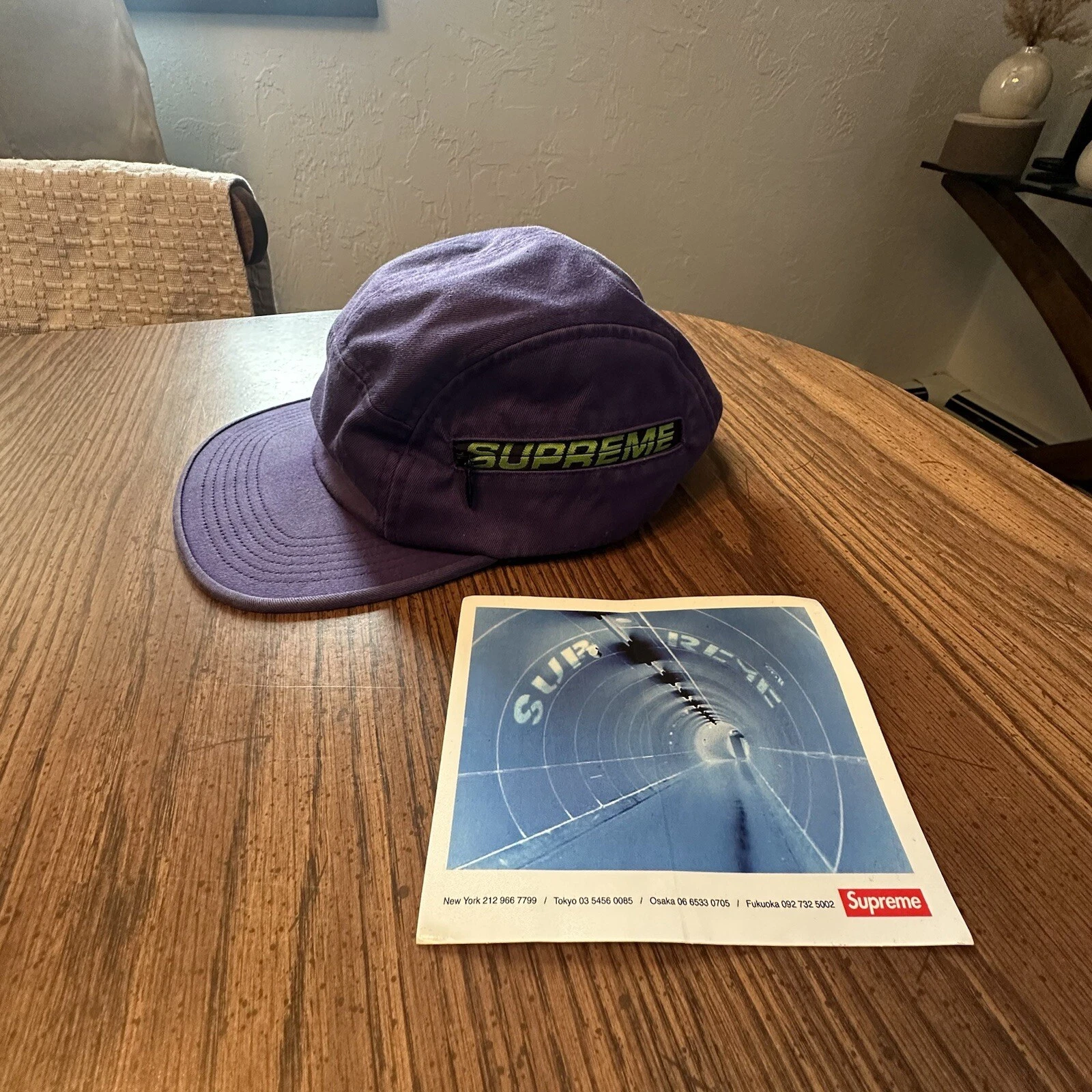 Casquette de camp zippée latérale Supreme violet et vert SS19 avec autocollant 