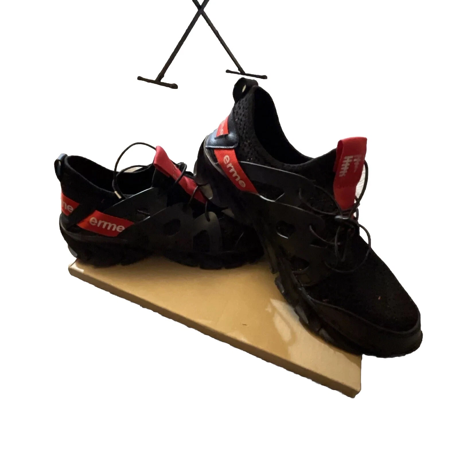 Chaussures de course marque Supreme taille 9