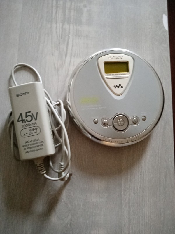 SONY CD WALKMAN D-NF400,  FM/AM Radio Atrac3plus MP3 TESTED WORKS + AC Adapter 