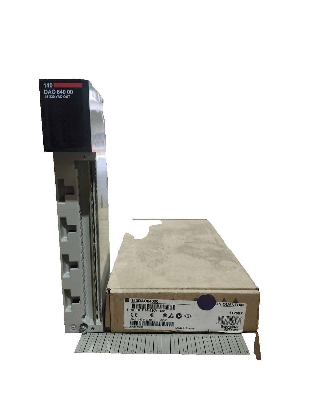 NEW IN BOX Schneider Electric output module between 20 and 253 volts 140DAO84000