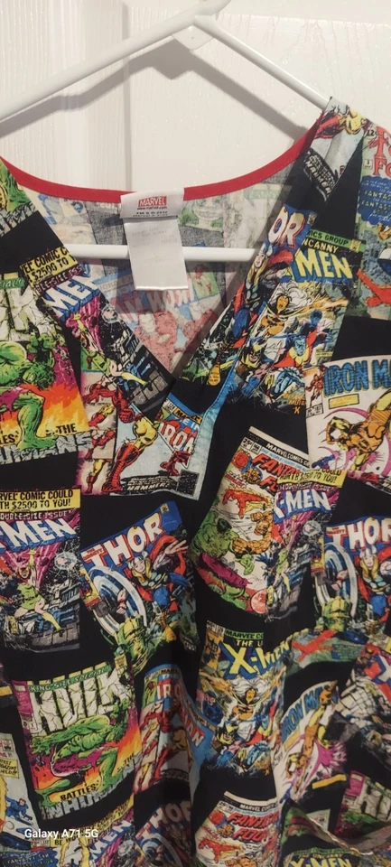 Exfoliante de enfermeras Marvel Comics talla L 2012 Marvel & Subs. Uniformes Cherokee Foto 2 de 4