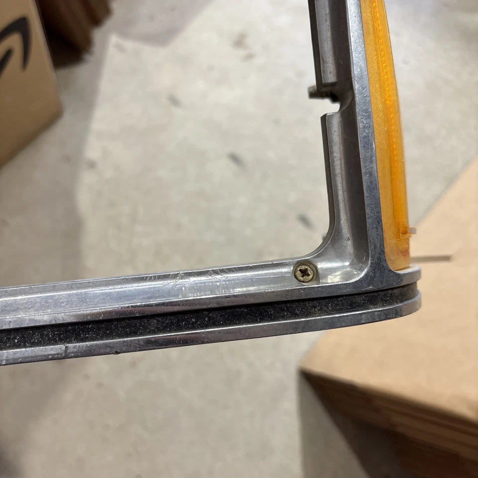 Olds 88 1976 Custom Cruiser Head Light Bisel LH Trim Eighty Eight OEM 551761 76 Foto 4 de 4