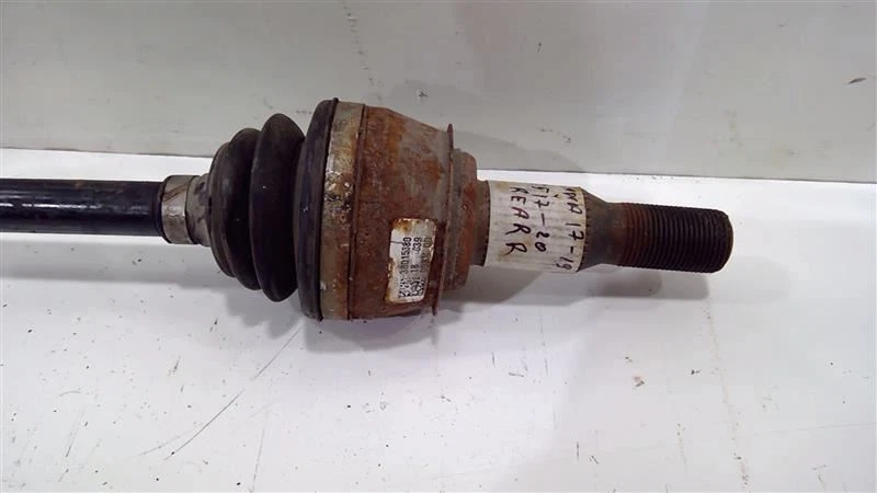 GMC ACADIA 2017-2019 eje trasero derecho pasajero eje medio eje 84117741 Foto 3 de 4