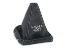 PARA NISSAN NAVARA D40 05-09 CAMBIO DE MARCHAS POLAINA CUERO BORDADO MARCO GRIS 180