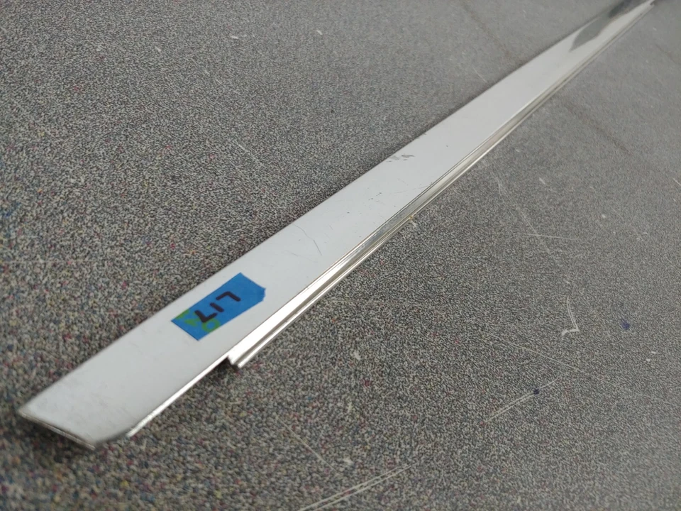 USED ORIGINAL PORSCHE 911 912 COUPE BRIGHT LEFT DOOR UPPER HORIZONTAL TRIM L17 — 第 3/4 张图片