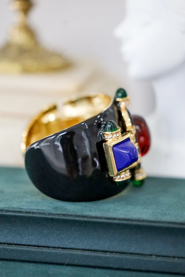 Brazalete Kenneth Jay Lane Chapado en Oro 18K Esmalte Jet, Rubí y Lapislázuli Cabina Art Deco Foto 3 de 4