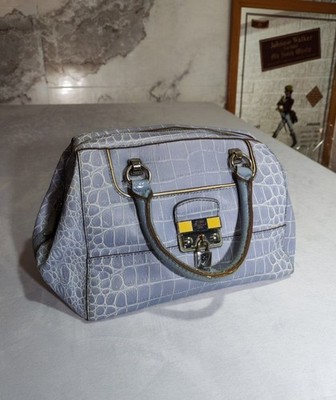 Guess Tasche Los Angeles 1981 hellblau Kokosoptik mit Vintage Details