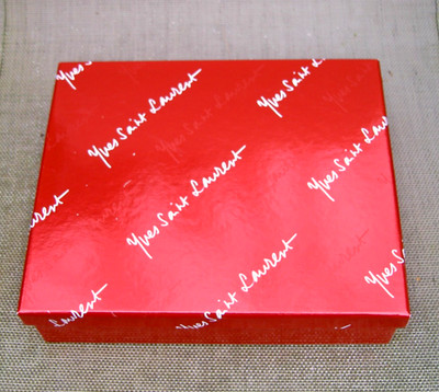 YVES SAINT LAURENT GLÄNZEND ROT GESCHENKBOX SILBER INNEN LEER