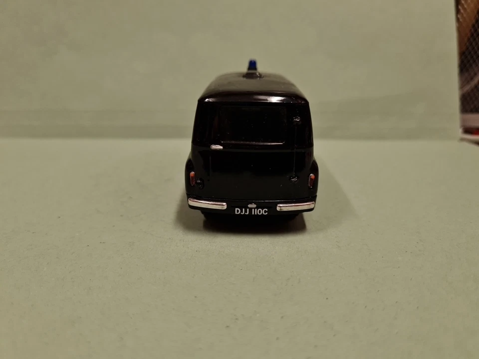 VANGUARDS MORRIS AUSTIN J2 POLICE SPECIAL PATROL GROUP SCALA 1/43  - Immagine 3 di 4