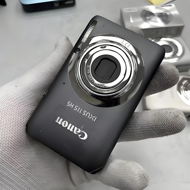 Shiny Silver Canon IXUS 115 - Unleash Your Photography Creativity