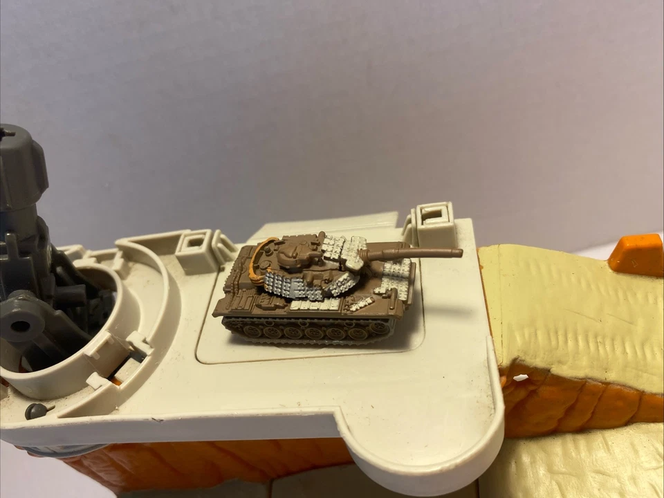 Игровой набор Micro Machines Military Eagle Peak Arsenal Battle Zones с незавершенным танком - Изображение 4 из 4