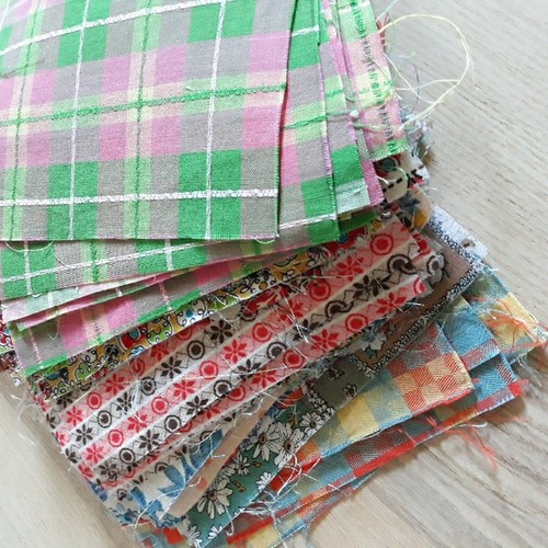 Mixed Lot of 60 Vintage 6" Fabric Squares 11 Different Prints - Picture 5 of 5