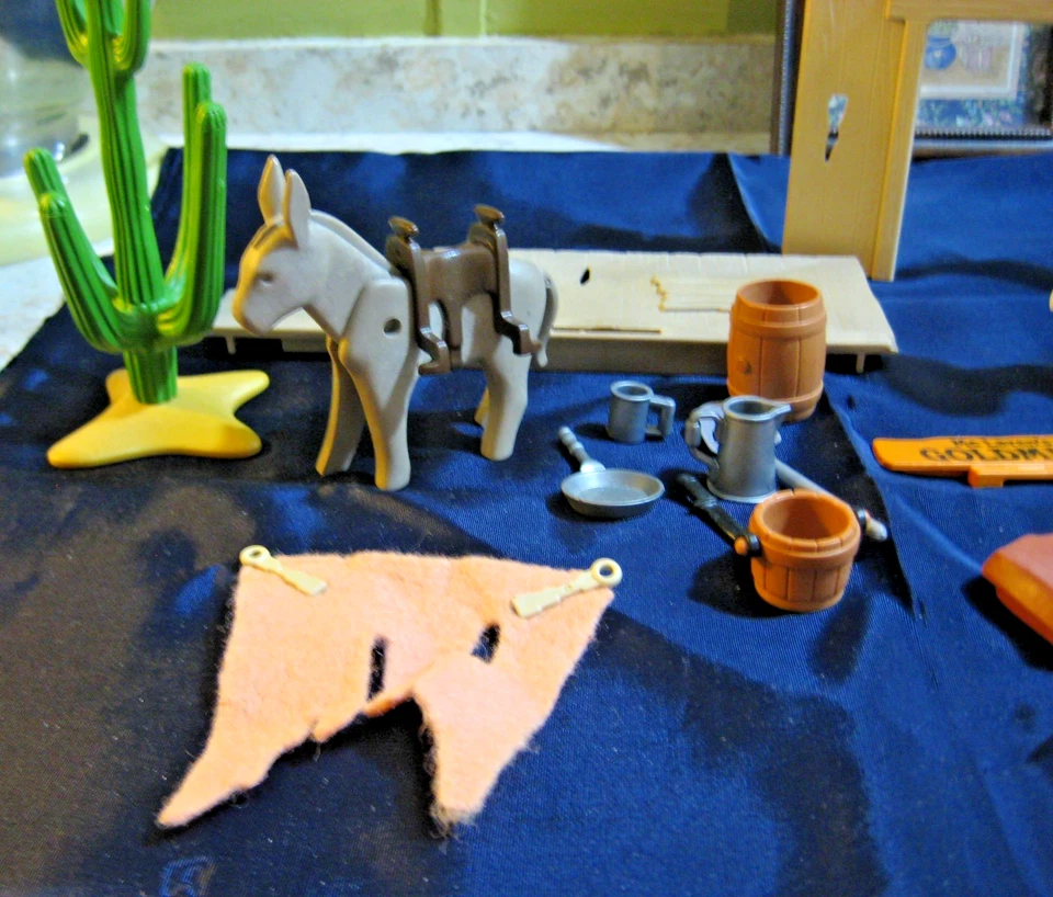 VINTAGE PLAYMOBIL 3802  MC LARENS GOLD MINE WESTERN MIC. REPLACEMENT PIECES LOT - Image 2 of 4