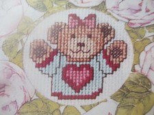 Stickvorlage "Teddybär-Mädchen mit Herz" Kreuzstichmotiv Debbie Cripps