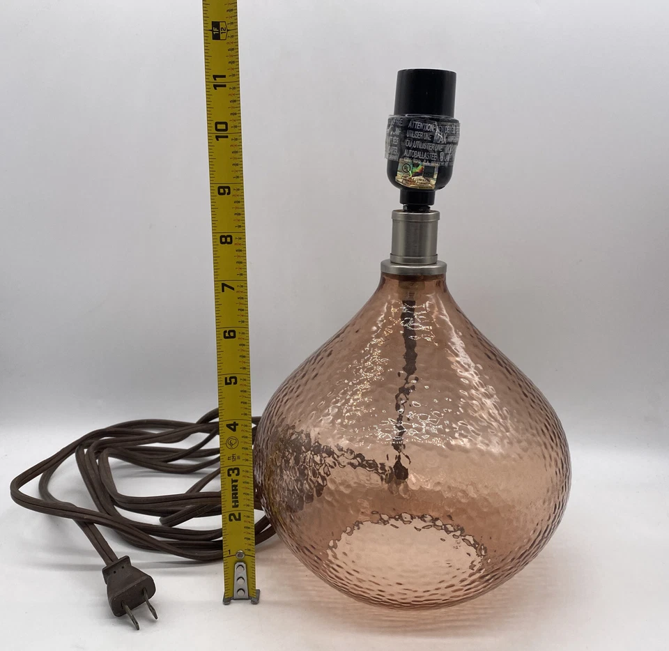 Lámpara de mesa moderna de mediados de siglo redonda de vidrio rosa con guijarros sin pantalla Foto 3 de 4