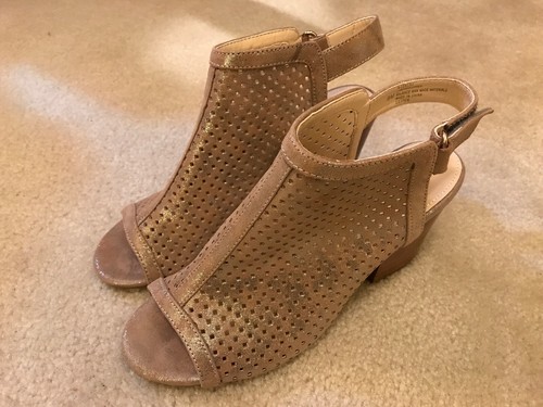 EUC! Womens Isola Leather Upper Gold Shimmer Heels/Sandals Sz 9 Beautiful Style! - Picture 4 of 8