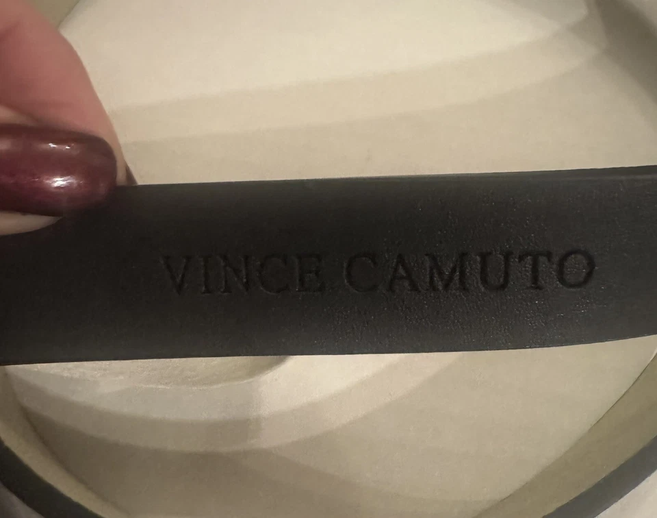 Cinturón para mujer Vince Camuto, pequeño: 1”W x 27,5”L, hebilla plateada, logotipo en relieve nuevo con etiquetas Foto 4 de 4