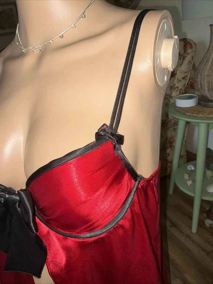 NUEVO Cabernet Talla PEQUEÑA 2 piezas Rojo Satinado Fly Away Chemise, Lazo Negro con Tanga Panty Foto 4 de 4