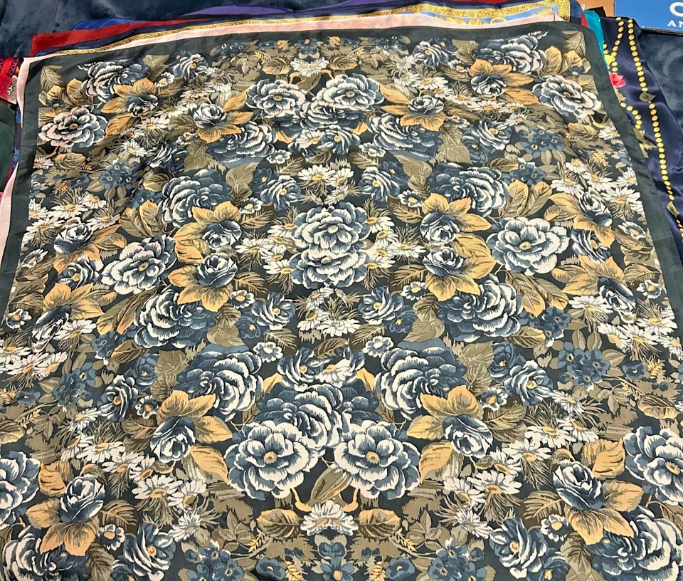 Preciosa bufanda vintage de seda de 35 x 35 pulgadas, azul grande, tostado, blanca con patrón floral Foto 3 de 4