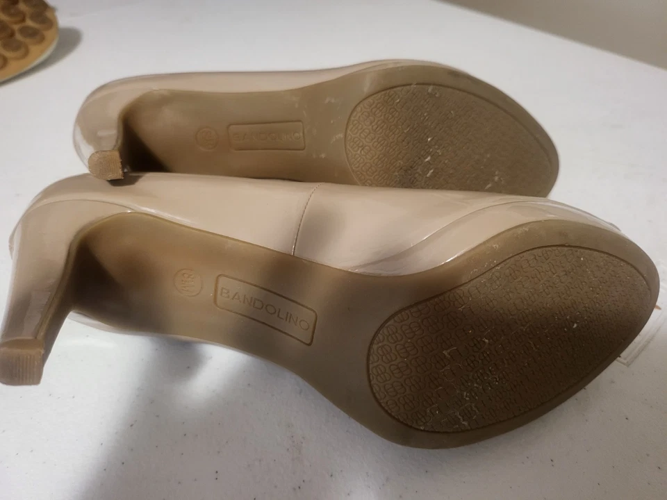 Zapatos de salón Bandolino para mujer de 3,5" color arena talla 8,5 M Foto 3 de 4