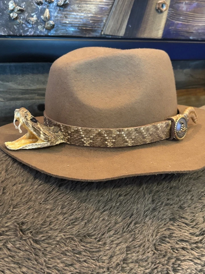 Banda de sombrero de serpiente de cascabel Diamondback real con cabeza y sonajeros. Foto 2 de 4