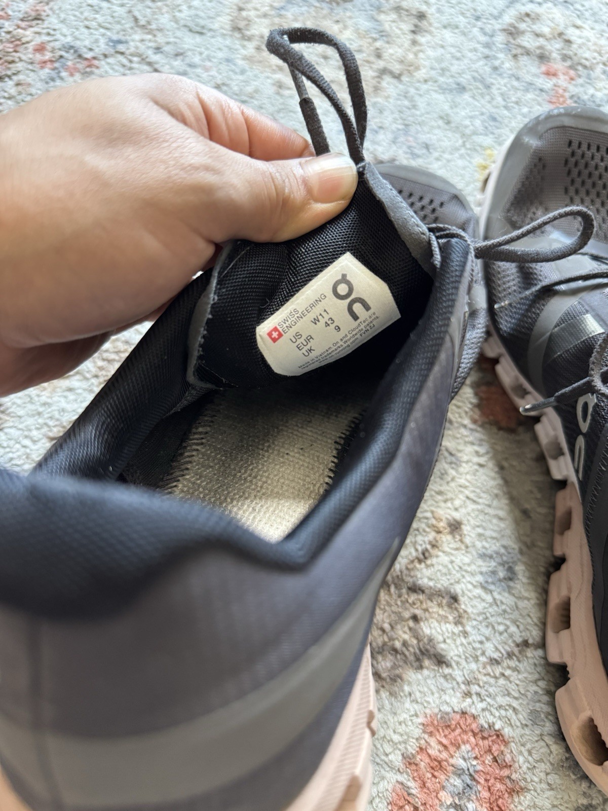 On Cloud Swiss engineering gray runner athletic w… - image 9