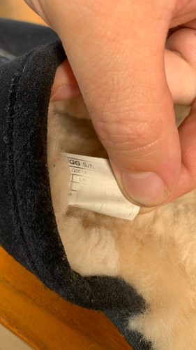 Zapatillas UGG UK9 para hombre negras de gamuza forradas de piel de oveja sin cordones - Imagen 17 de 17