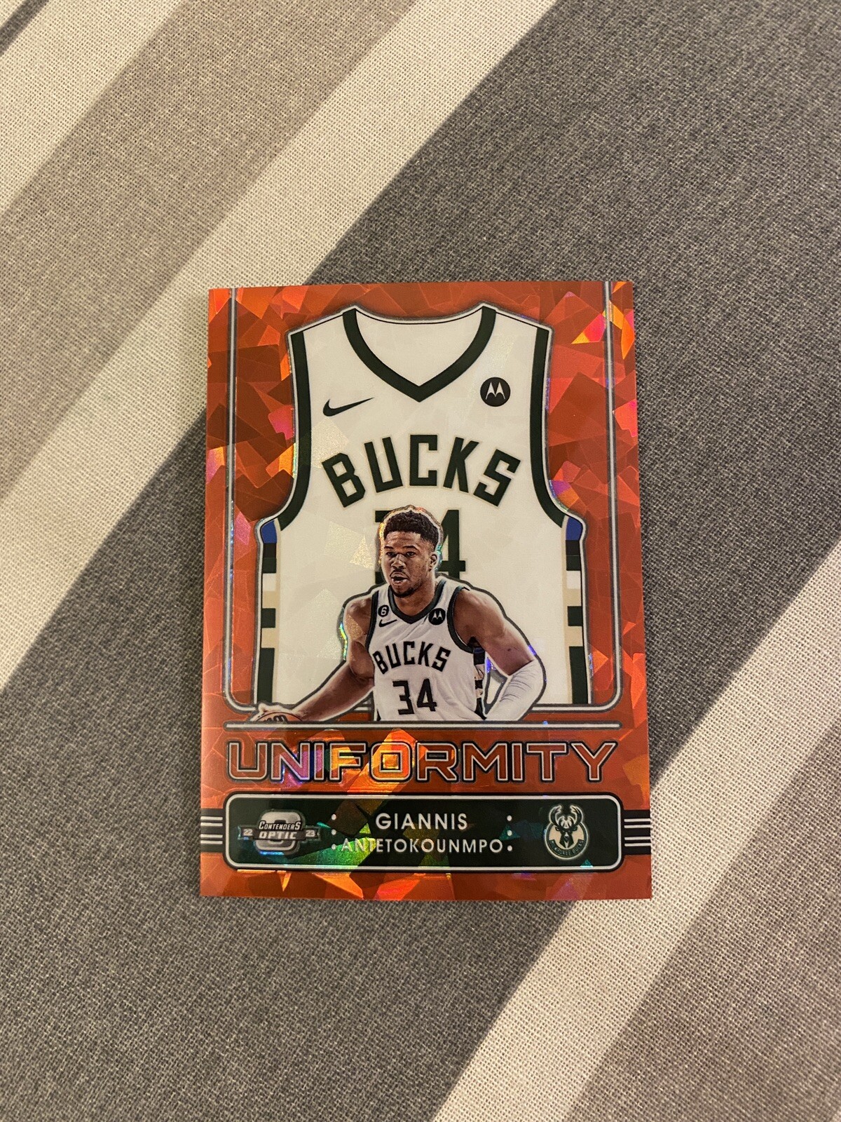 2022-23 Contenders Optic Giannis Antetokounmpo UNIFORMITY RED CRACKED ICE Bucks