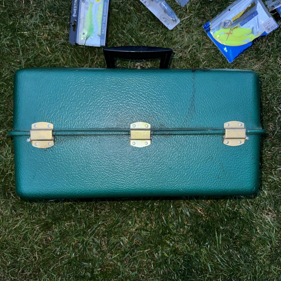 Vintage Umco 1000U Large 7 Tray Tackle Box full Of Vintage Lures