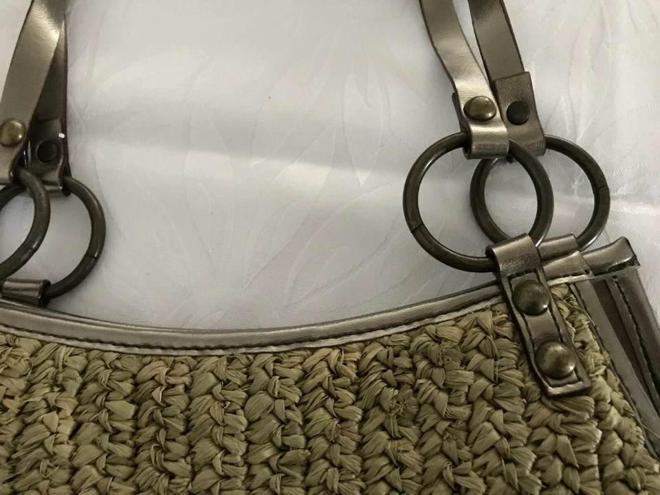 Bolsa de tecido verde oliva grande Nine West com miçangas, alças de bronze  - Imagem 4 de 4