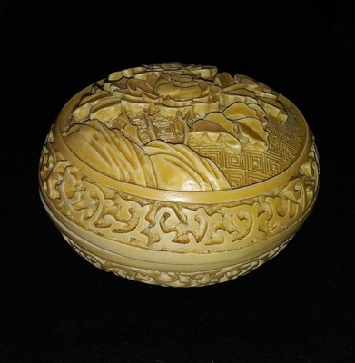 Vintage Asian Resin Molded/Carved Trinket Jewelry Box Cream Color