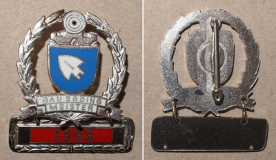 Emaillierter Broschen-Anstecker [Schützen-] Gau Erding Meister 1966 Stufe Silber
