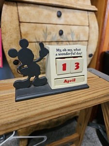 Hallmark Disney Desk Top Perpetual Calendar Mickey Mouse Silhouette Figurine