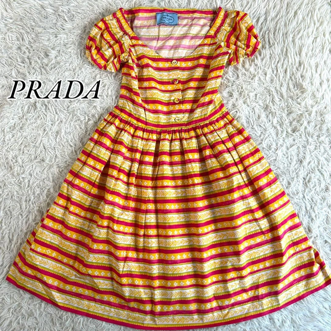 Abito Prada modello all over a righe raccolto con disegno carino