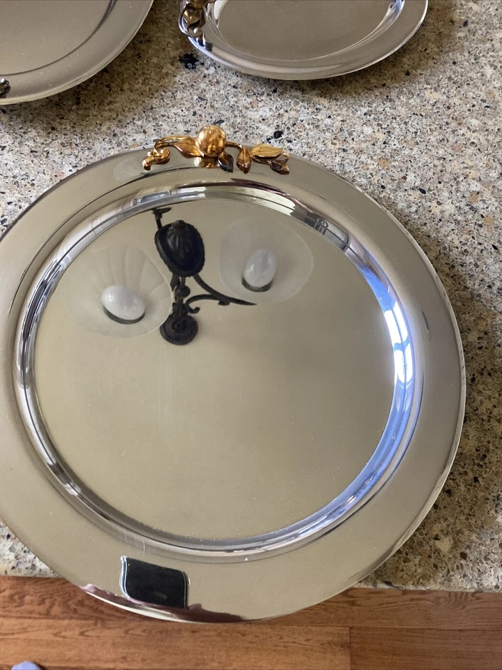 Bandeja redonda Oneida 18/8 acero inoxidable 13" tono dorado hojas y bayas  Foto 3 de 4