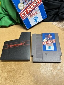 Ice Hockey (Nintendo Entertainment System, 1988) casi completo con caja sin manual