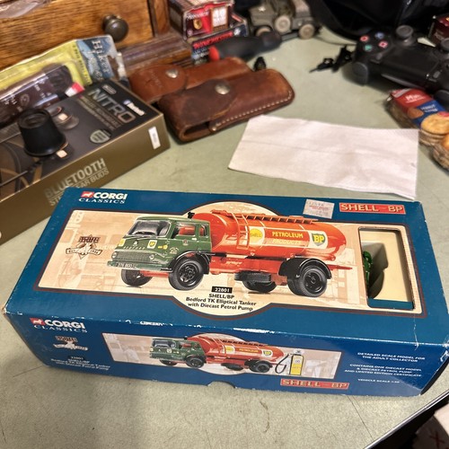 Corgi 22801 Shell Petroleum Tanker & Diecast Petrol Pump Shell/BP Ltd Edition - Picture 7 of 10
