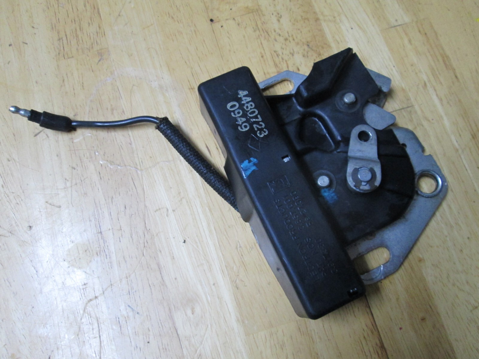 1989 CHRYSLER MASERATI TC PASSENGER SIDE POWER TONNEAU LATCH OEM
