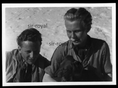Jungmänner in den Bergen mit Dackel Hund - 1950er Teckel Dachshund - Foto 10x7cm
