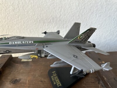 F-18 HORNET Desk Top U.S. Navy Aircraft Jet Airplane Model Scale 1